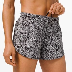 lululemon Women's Tracker Short 4” in Black and Gray